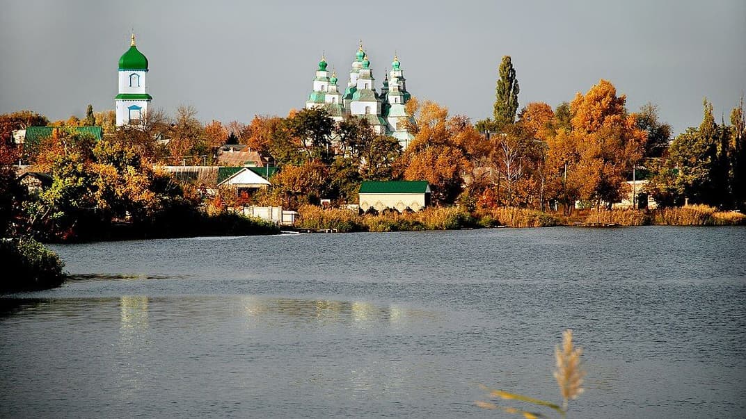 Иллюстративная фотография. Вид на Свято-Троицкий собор в стиле казацкого барокко в Новомосковске