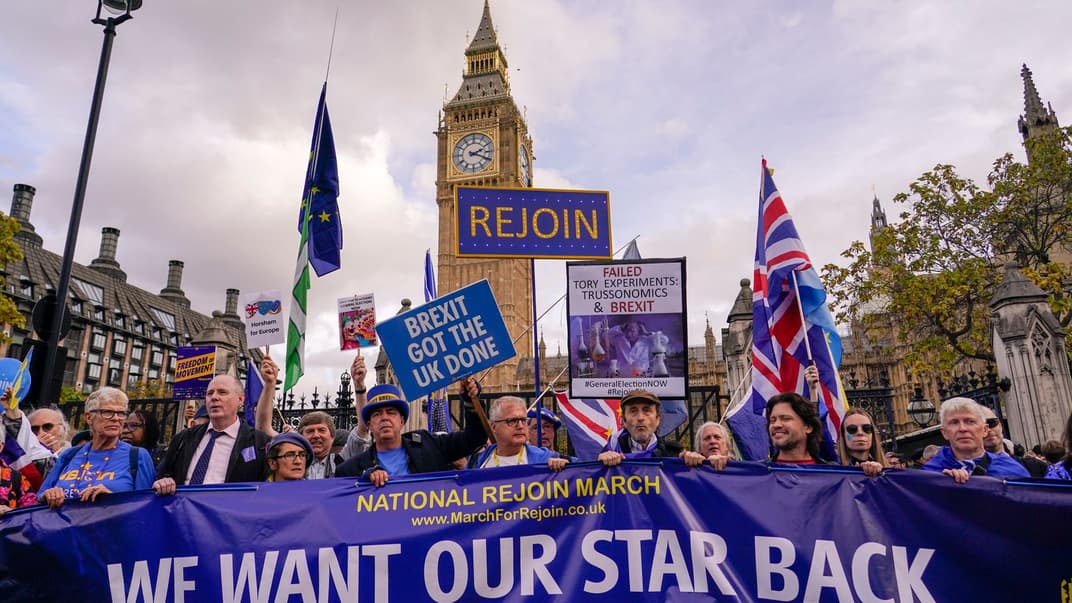 Люди з плакатами та прапорами під час маршу на підтримку ЄС у Лондоні, 22 жовтня 2022 року