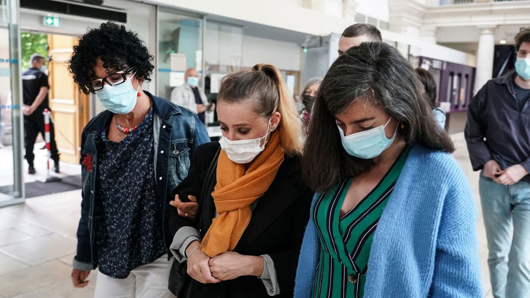 40-річна Валері Бако разом із родичами прибуває до суду в Шалон-сюр-Сон, Франція. 24 червня 2021 року