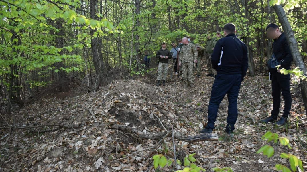 Пограничники вызвали на место захоронения медведя полицию и ветеринара, 2 мая 2023 года