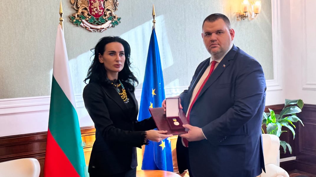 Делян Пеєвський отримує нагороду «За особливі заслуги перед українським народом» Делян Пеєвський отримує нагороду «За особливі заслуги перед українським народом»