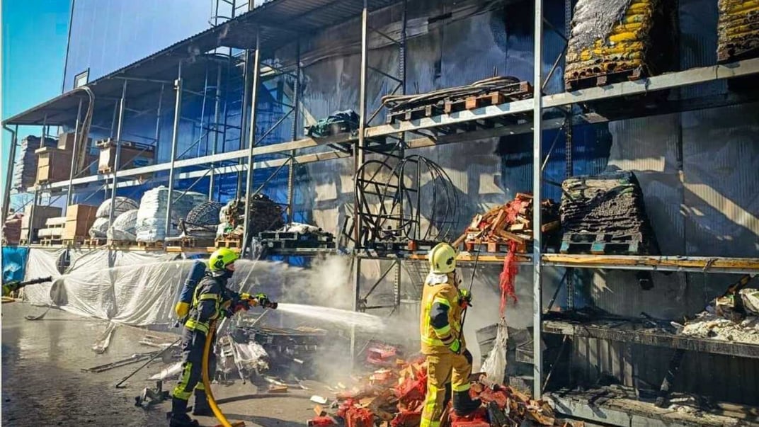 Рятувальники ліквідовують пожежу, що спалахнула в «Епіцентрі» в Борисполі