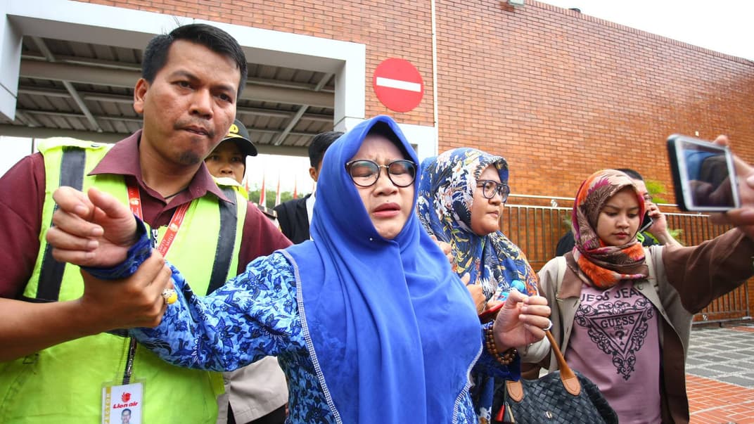 Родичі загиблих в авіакатастрофі пасажирів літака авіакомпанії Lion Air в аеропорту Сукарно-Хатта, Індонезія, 29 жовтня 2018 року   