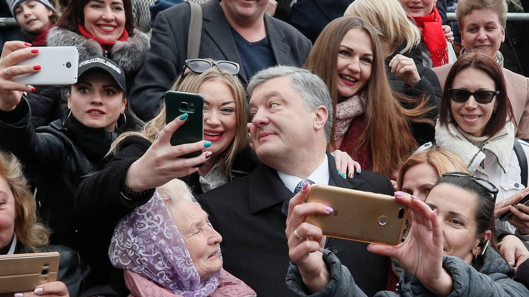 Президент Украины Петр Порошенко фотографируется со своими сторонниками во время массовой молитвы «за честные выборы» накануне первого тура выборов, Киев, 30 марта 2019 года