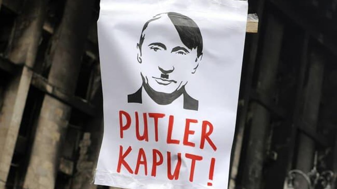 У росії суд заборонив зображення, які порівнюють путіна з Гітлером та фразу «Путлер капут»