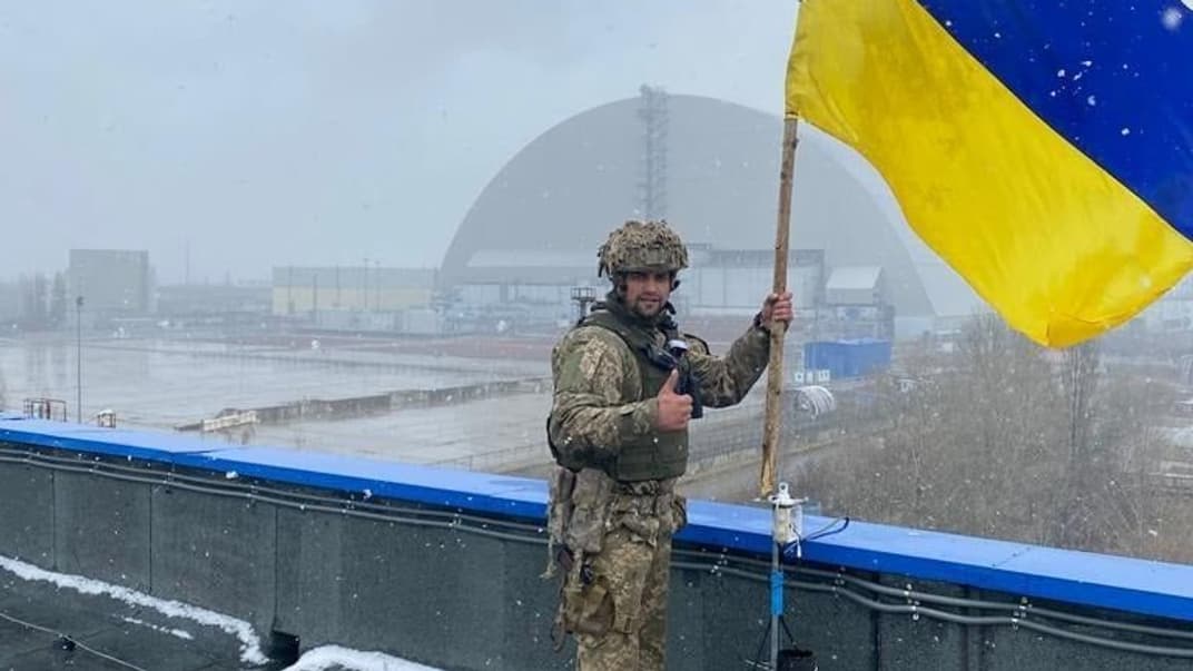 Украинский военный устанавливает флаг, чтобы показать, что Припять и граница с Беларусью теперь находятся под полным контролем Украины