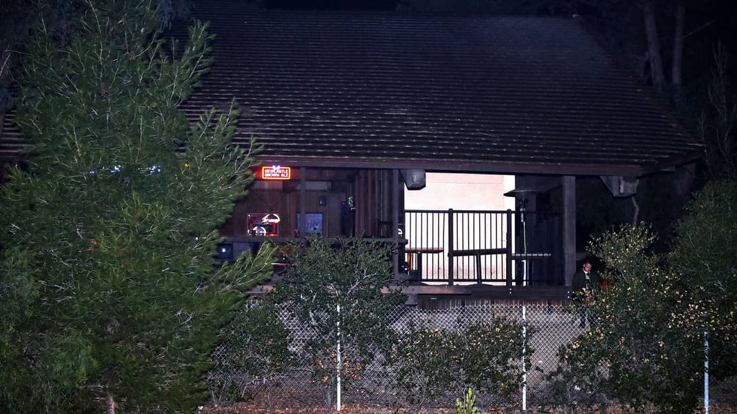 Поліцейські та криміналісти у будівлі танцювального клубу Borderline Bar & Grill, де чоловік застрелив 12 людей, Таузанд-Окс, штат Каліфорнія, США, 8 листопада 2018