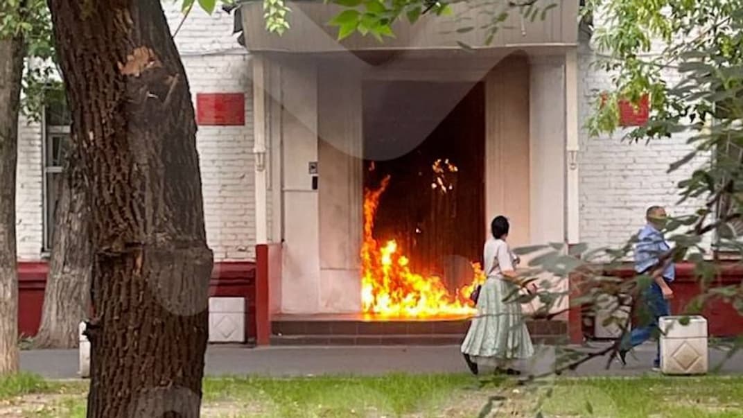  Жінка кинула «коктейль Молотова» у двері військкомату в Москві, 1 серпня 2023 року