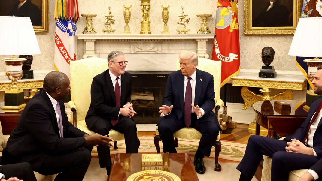 Прем'єр-міністр Великої Британії Кір Стармер на зустрічі з президентом США Дональдом Трампом під час зустрічі в Білому домі, 27 лютого 2025 року