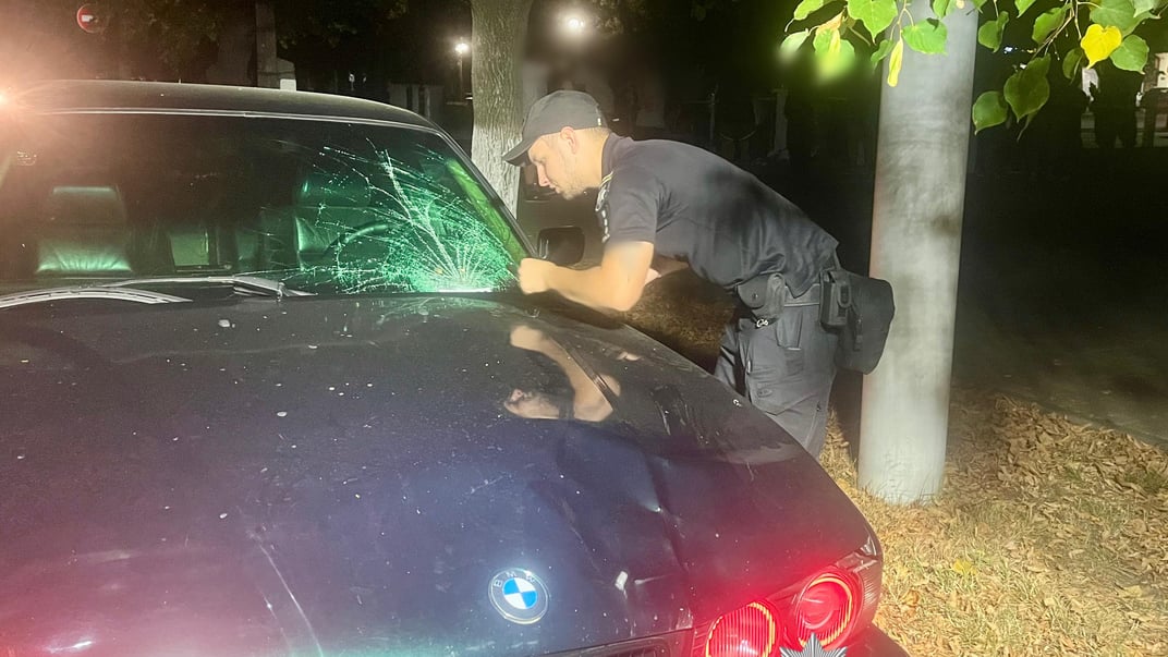 Поліціянт біля автівки, яка збила дівчину в Ізмаїлі