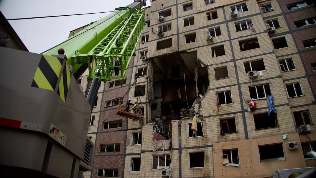 Багатоповерхівка у Дніпрі після російського удару