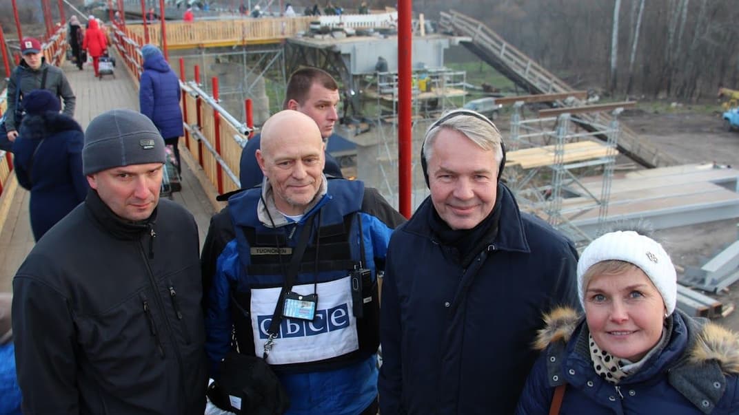 Міністр закордонних справ Фінляндії Пекка Хаавісто (другий зліва) у Станиці Луганській, 2 листопада 2019 року