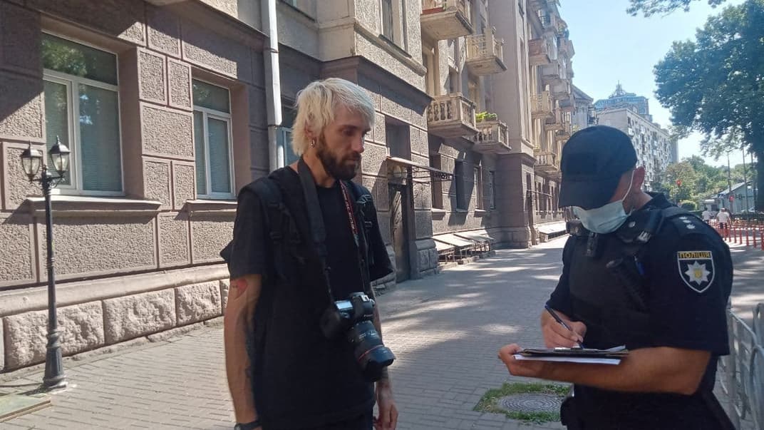 Неизвестные избили фотокорреспондента издания «Буквы» Александра Кужельного, Киев, 14 августа 2021 года