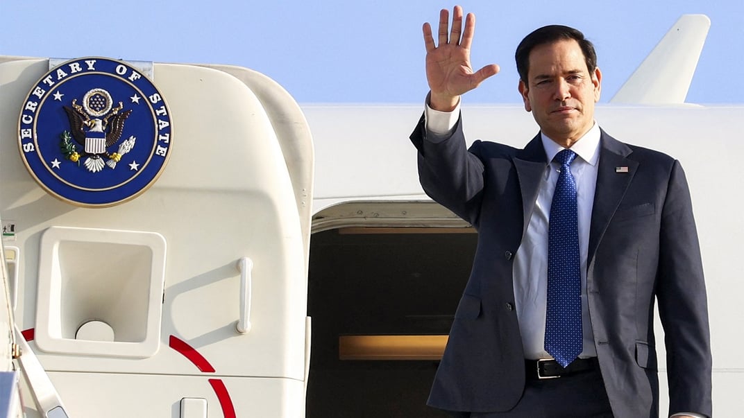 Держсекретар США Марко Рубіо махає рукою перед вильотом з ізраїльського аеропорту Бен-Гуріон, 17 лютого 2025 року