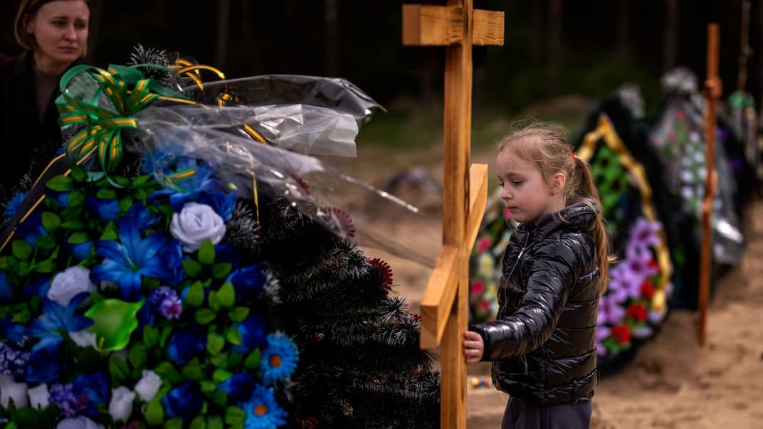 33-річна Дар'я Півень з 6-річною дочкою Злата відвідує могили своїх батьків, яких убили російські військові 24 березня в Ірпені, 25 квітня 2022 року
