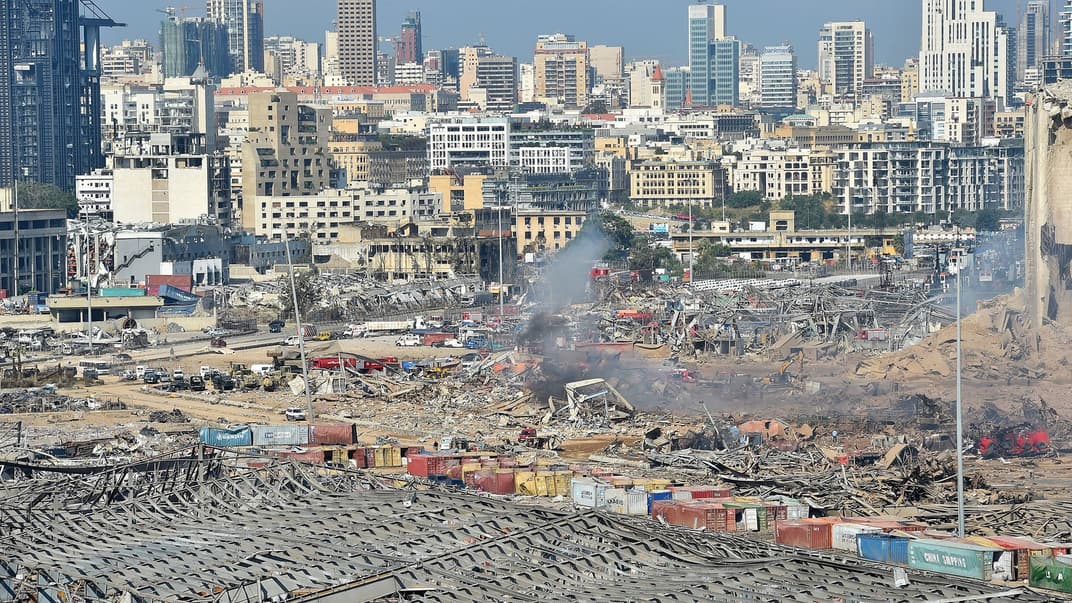 Общий вид разрушенного порта после мощного взрыва в центре Бейрута в Ливане, 5 августа 2020 года