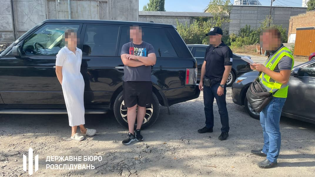 ГБР разоблачило супругов, которые под видом гуманитарной помощи продавали автомобили ВСУ