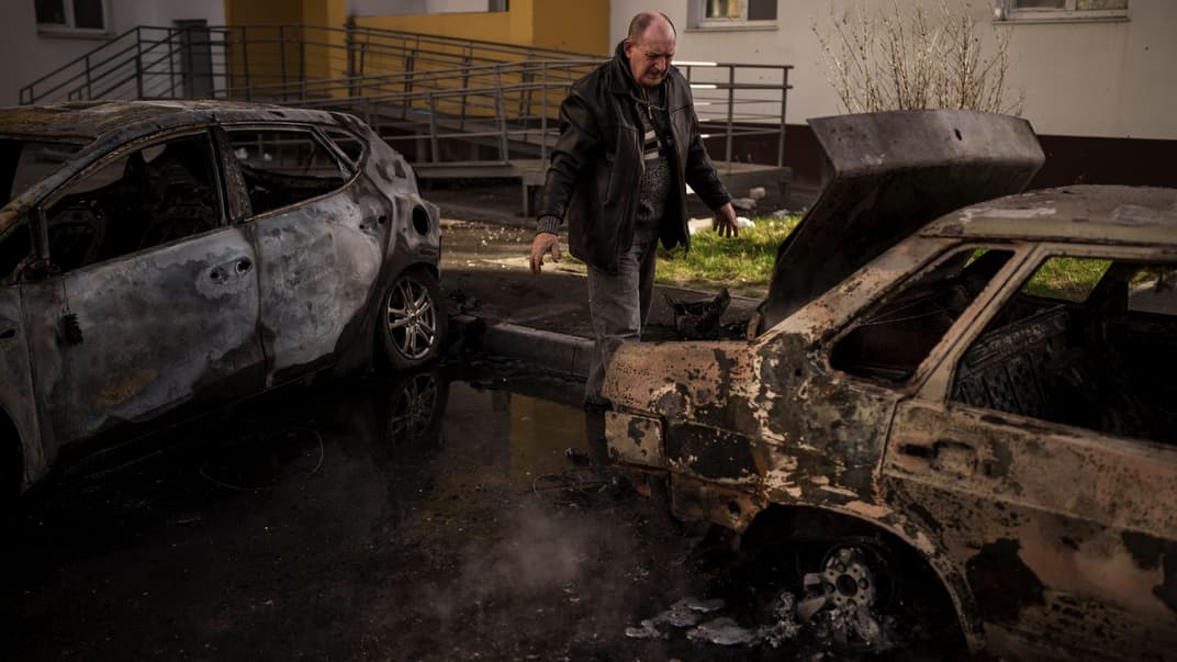 Чоловік дивиться на свій спалений автомобіль після атаки російських окупантів, Харків, 15 квітня 2022 року