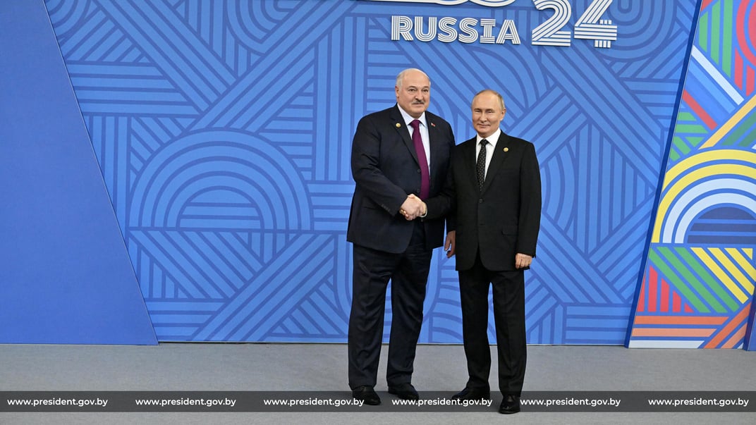 Ілюстративне фото. Самопроголошений президент Білорусі Олександр Лукашенко та глава росії володимир путін під час церемонії вітання на саміті БРІКС у Казані