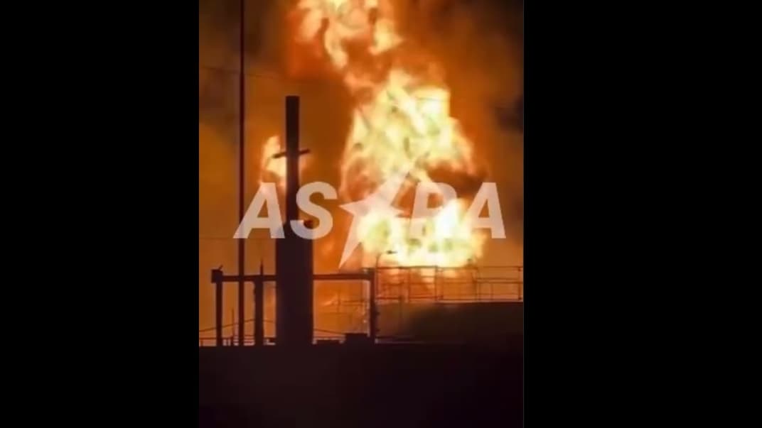 Резервуары с топливом горят у станицы Ленинградской Краснодарского края рф после атаки БпЛА, 6 июля 2024 года