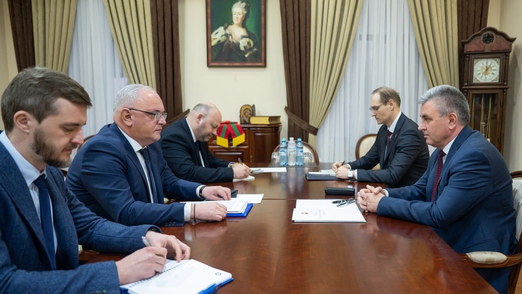 Зустріч українського посла Пауна Роговея (у центрі ліворуч) із представниками невизнаної «Придністровської республіки». На цій зустрічі був присутній Віталій Ігнатьєв