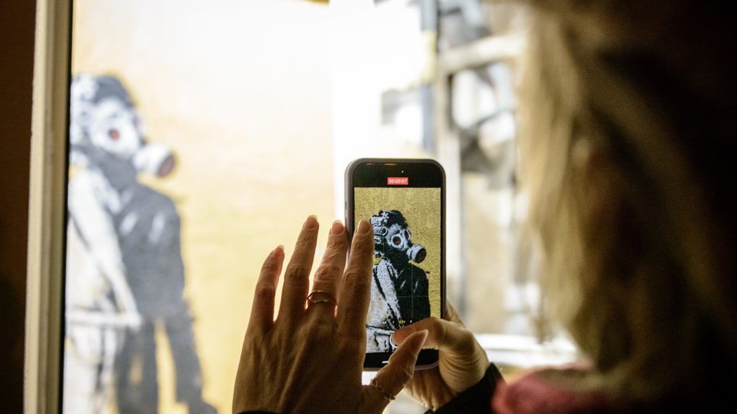 Граффити Бэнкси, которое пытались украсть в Гостомеле, теперь можно посмотреть в заповеднике Киево-Печерской лавры