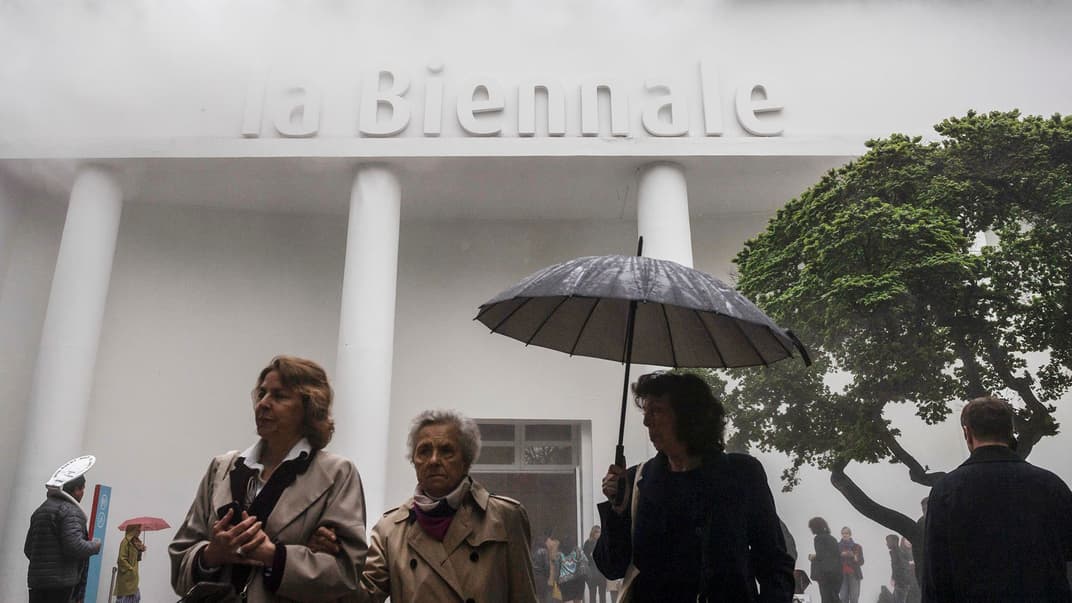 Відвідувачі у центральному павільйоні Венеційської бієнале, Італія, 8 травня 2019 року