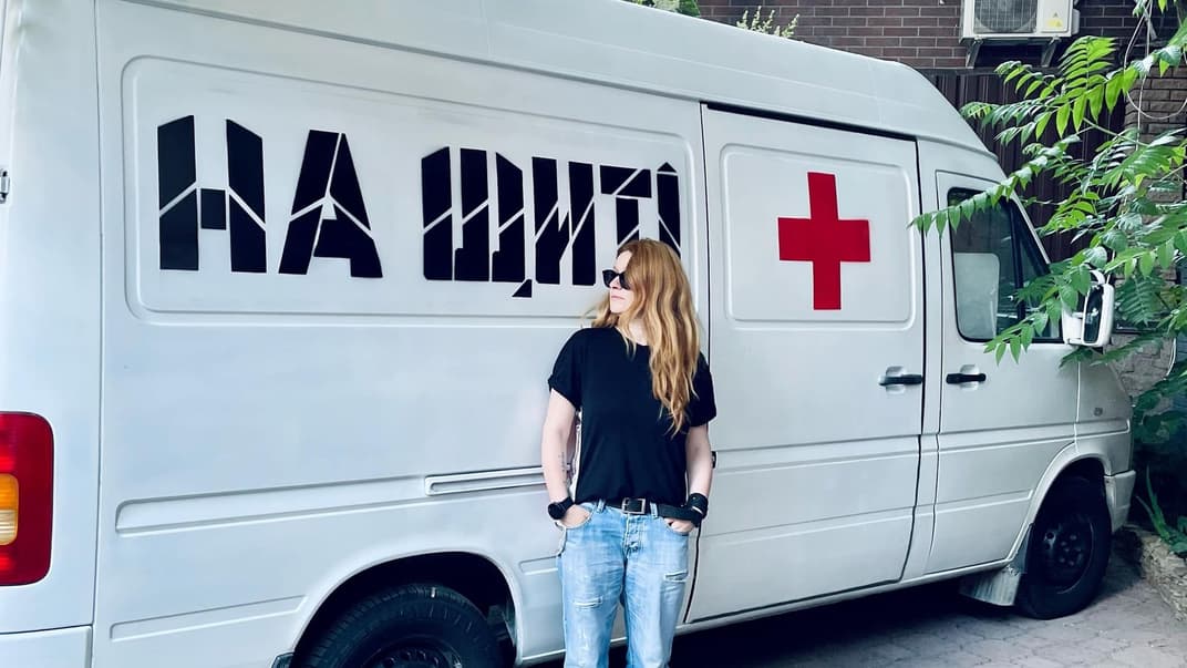 Тата перед рефрижератором з написом «На щиті»