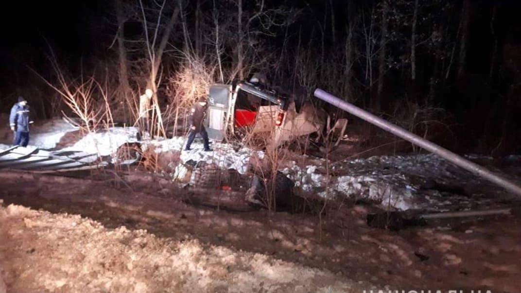 Мікроавтобус «Volkswagen», рухаючись до Запоріжжя з Варшави, наїхав на металевий відбійник і перекинувся