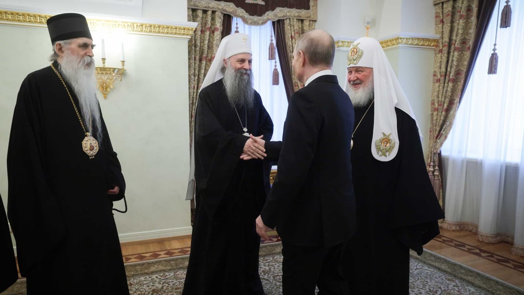 Сербський патріарх Порфирій (у центрі) вітає главу рф володимиру путіна під час візиту до Москви, 22 квітня 2025 року