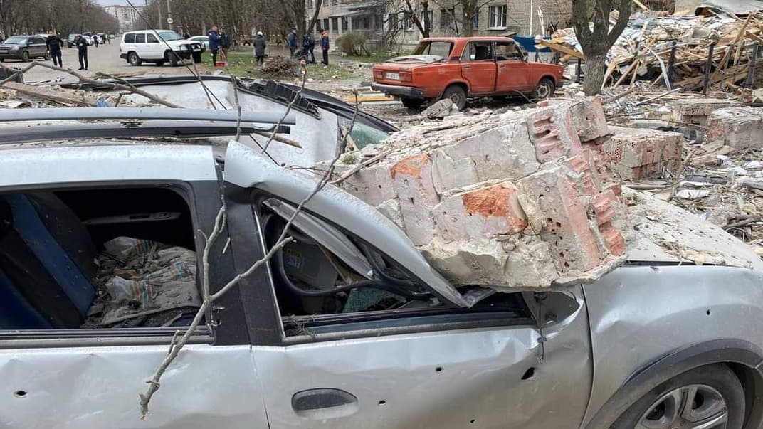 Последствия российского обстрела по Славянску, 27 марта 2023 года