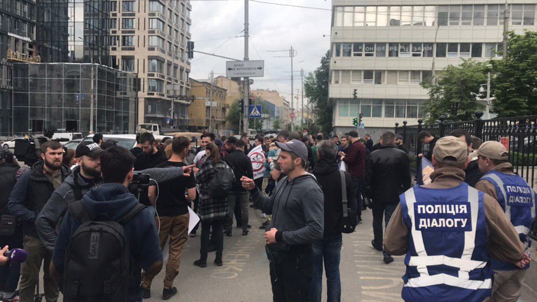 Конституционный суд рассматривает изменения в законе о люстрации: под зданием устроили сразу две акции