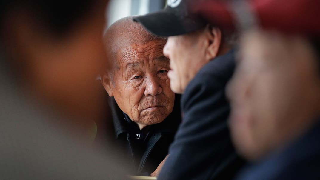 Літні чекаютьна свій безкоштовний вегетаріанський обіду у Дінсіні, на південний захід від Пекіна, 13 травня 2021 року.