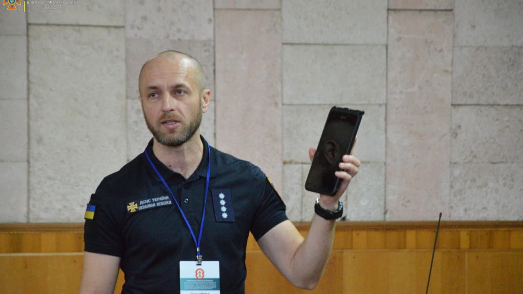 Прикарпатские спасатели демонстрируют мобильное приложение, которое должно улучшить безопасность туристов в горах, 10 декабря 2021 года