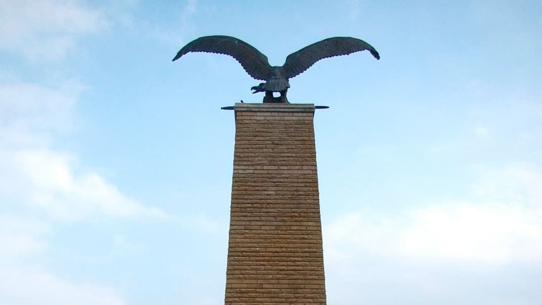 Постамент турула біля замку замку Паланоку в Мукачевому