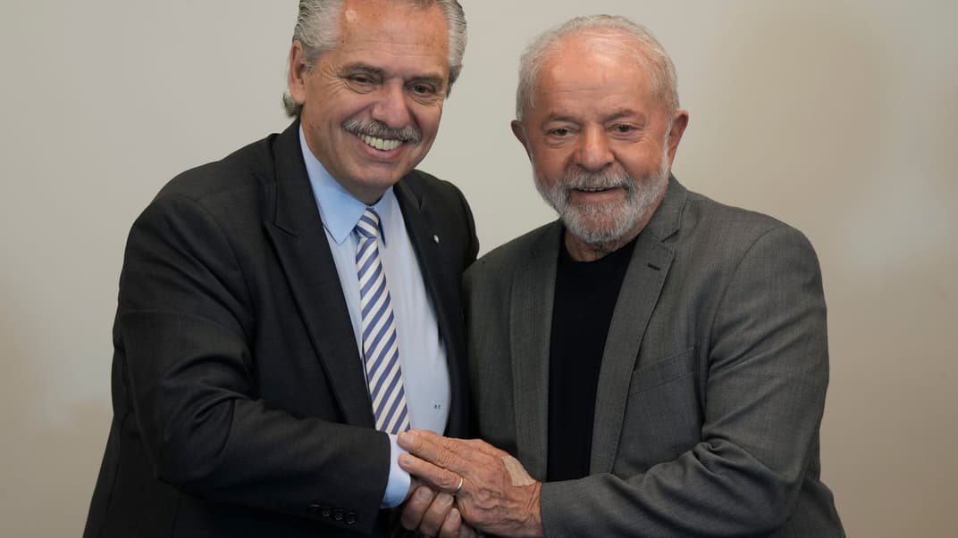 Президент Аргентини Альберто Фернандес (ліворуч) із новообраним президентом Бразилії Луїсом Інасіо Лула да Сілвою, Сан-Паулу, Бразилія, 31 жовтня 2022 року