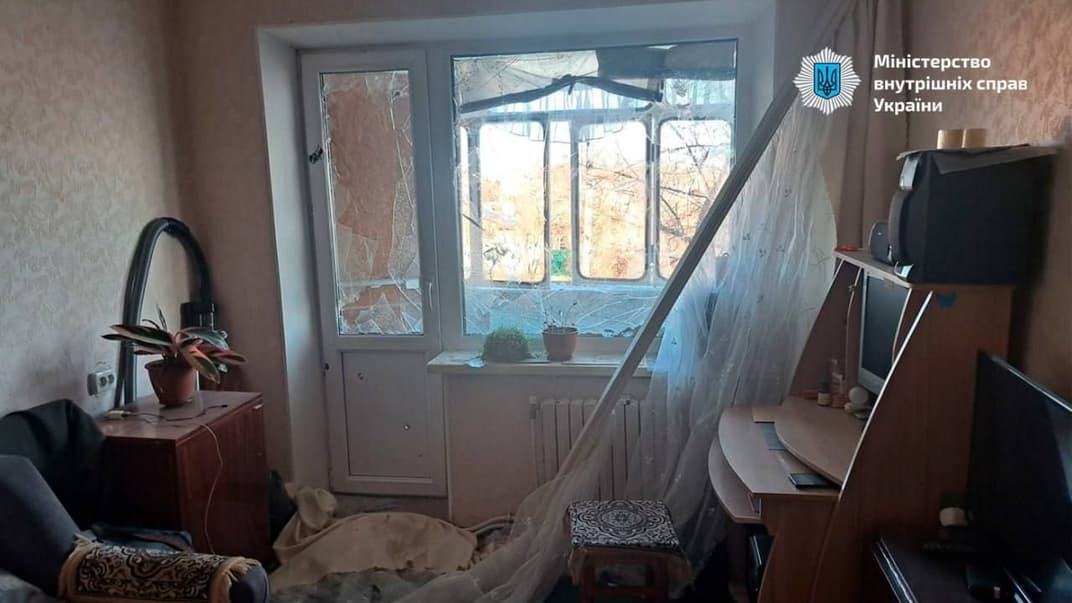 росіяни влучили в п'ятиповерховий будинок у Нікополі, 28 листопада 2023 року