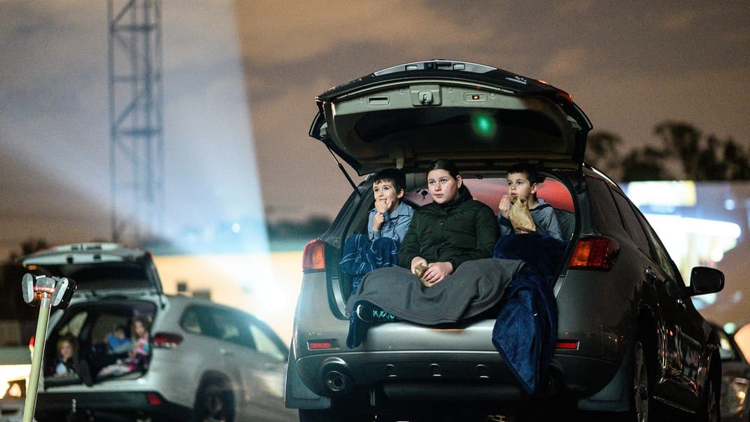 Показувати кіно офлайн можуть лише автокінотеатри — у часи пандемії цей формат може виявитися доволі популярним, але нині не зрозуміло, чи приживеться в Україні цей формат після повернення звичних кінотеатрів