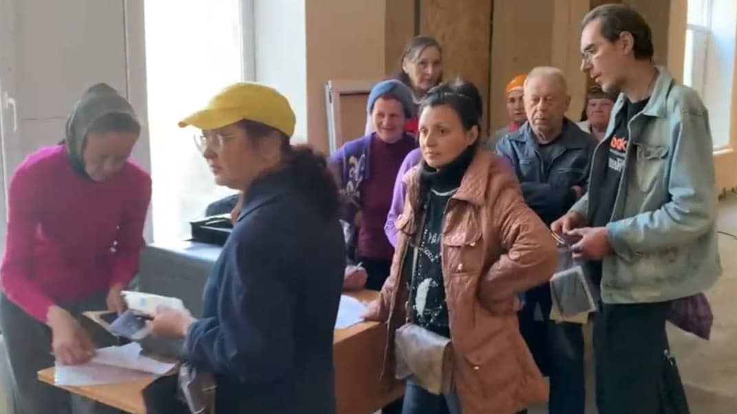 Помещение школы №9 в Мариуполе, где идет регистрация частного жилья местных жителей