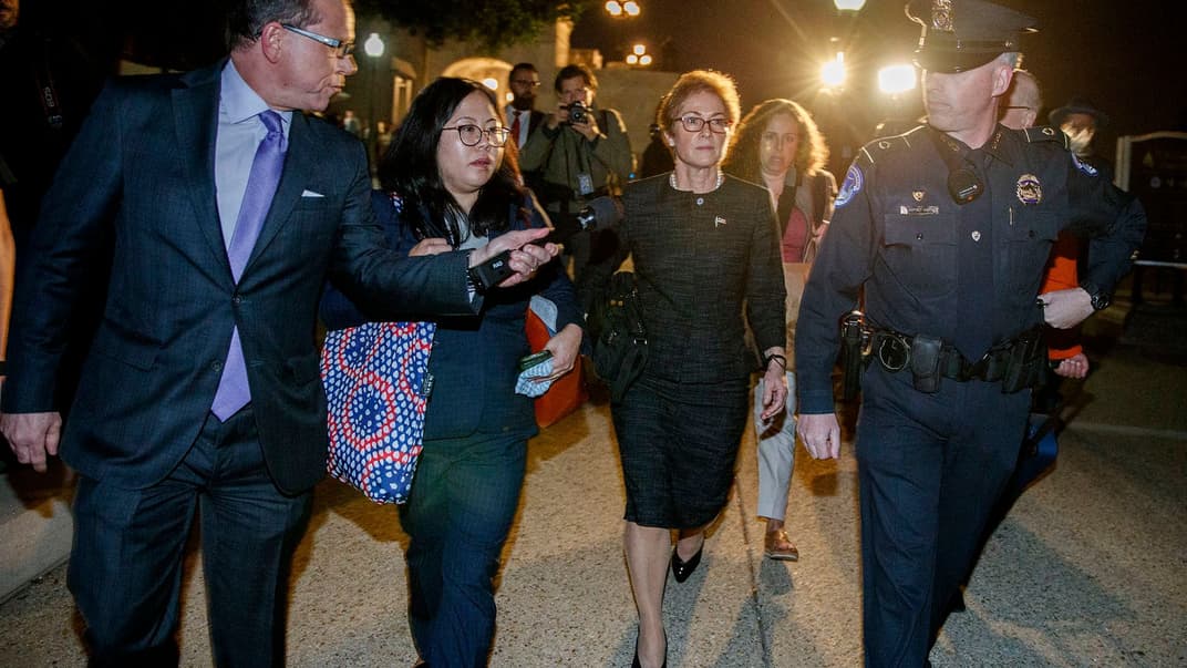 Експослиня США в Україні Марі Йованович (в центрі) дала свідчення у комітеті Палати Представників Конгресу, Вашингтон, округ Колумбія, США, 11 жовтня 2019 року