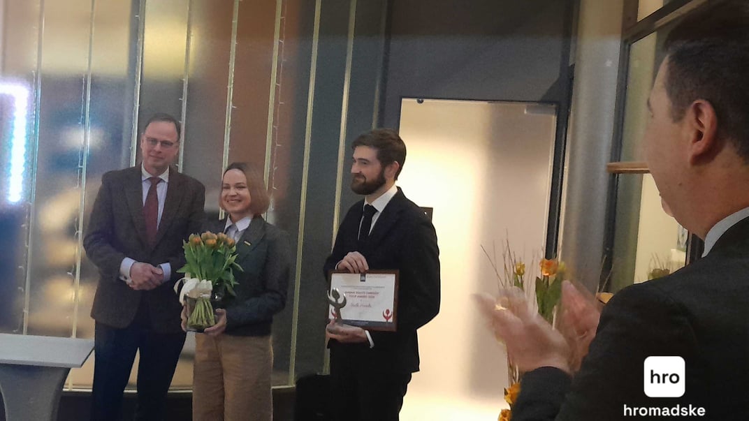 Оксане Покальчук и Дмитрию Ковалю присудили премию «Тюльпан прав человека» в посольстве Нидерландов в Киеве, 11 декабря 2024 года