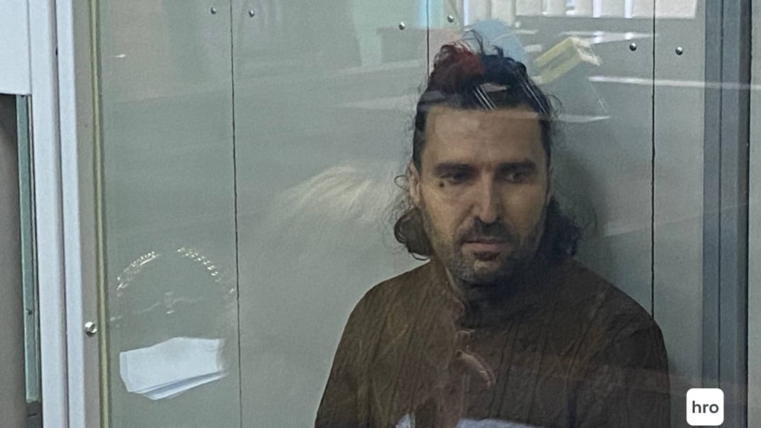 Підозрюваний у побитті велосипедиста Олександр Хілик у залі Подільського райсуду, 4 жовтня 2025 року