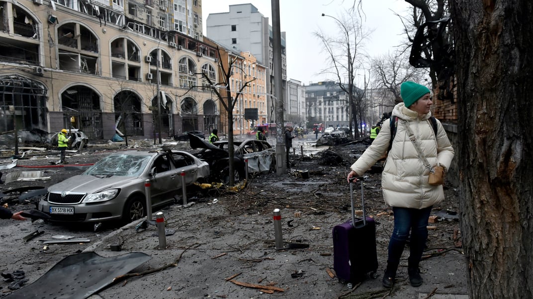 Ілюстративне фото. Жінка з валізою стоїть в Голосіївському районі Києва після російського ракетного обстрілу, 20 грудня 2024 року