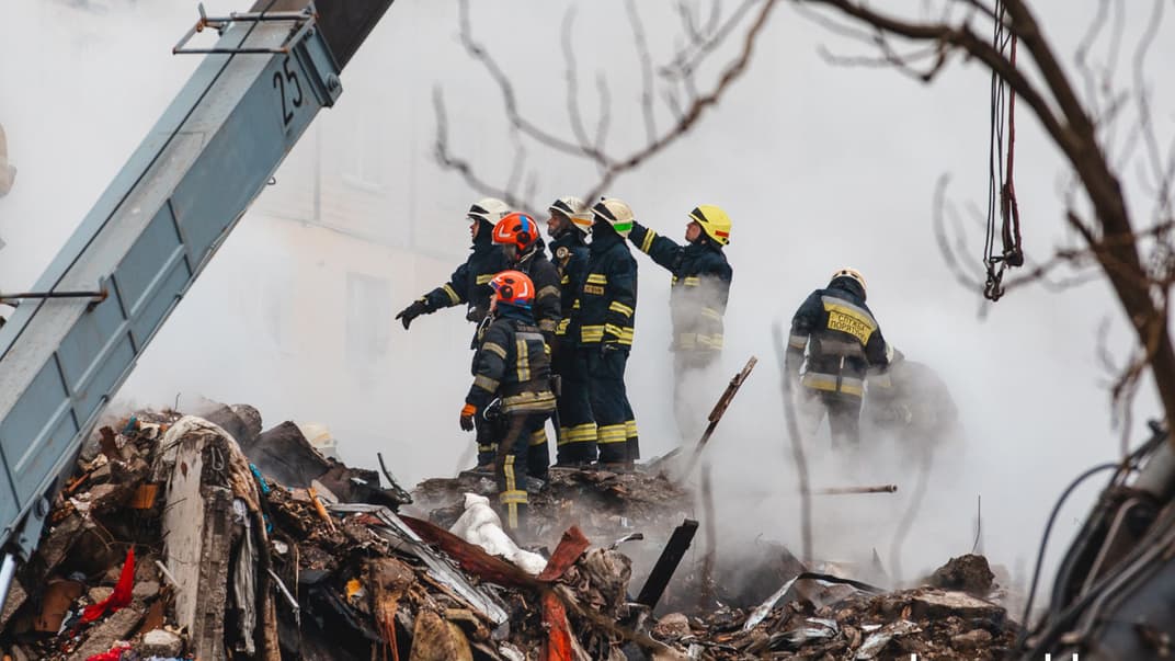 Спасатели Государственной службы чрезвычайных ситуаций на месте попадания российской ракеты в многоэтажку в Днепре, 15 января 2023 года
