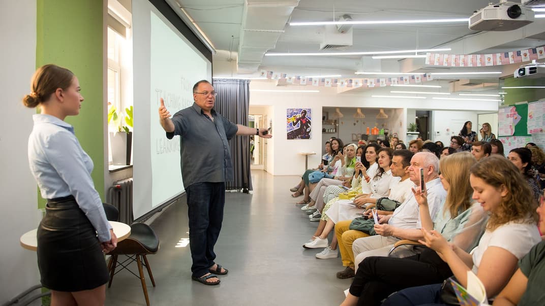 Засновник мережі демократичних шкіл Ізраїлю Яків Гехт виступає на зустрічі з освітянами та батьками у Києві, 7 липня 2019 року