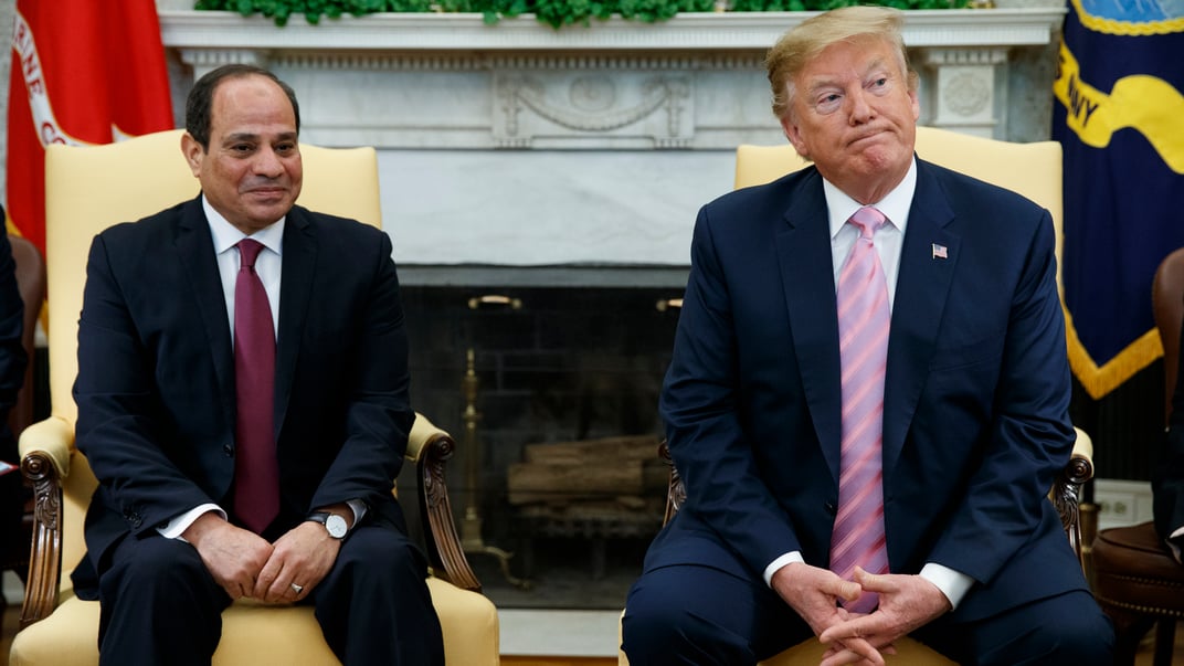 Тогдашний президент США Дональд Трамп с президентом Египта Абделем Фаттахом ас-Сиси в Овальном кабинете Белого дома в Вашингтоне, 9 апреля 2019 года