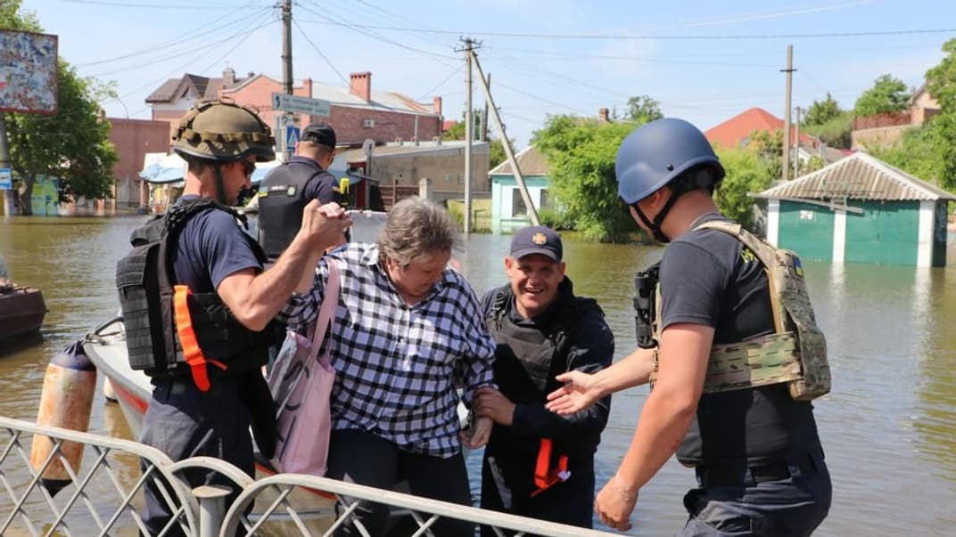 Рятувальники ДСНС допомагають з евакуацією жителів із підтопленої частини Херсонщини