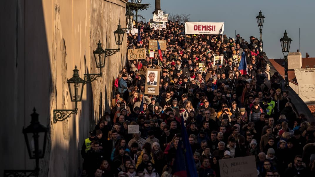 Тисячі чехів вийшли на акцію протесту з вимогою відставки прем’єр-міністра країни Андрея Бабіша через його ймовірну причетність до фінансових махінацій, Прага, 17 листопада 2018 року