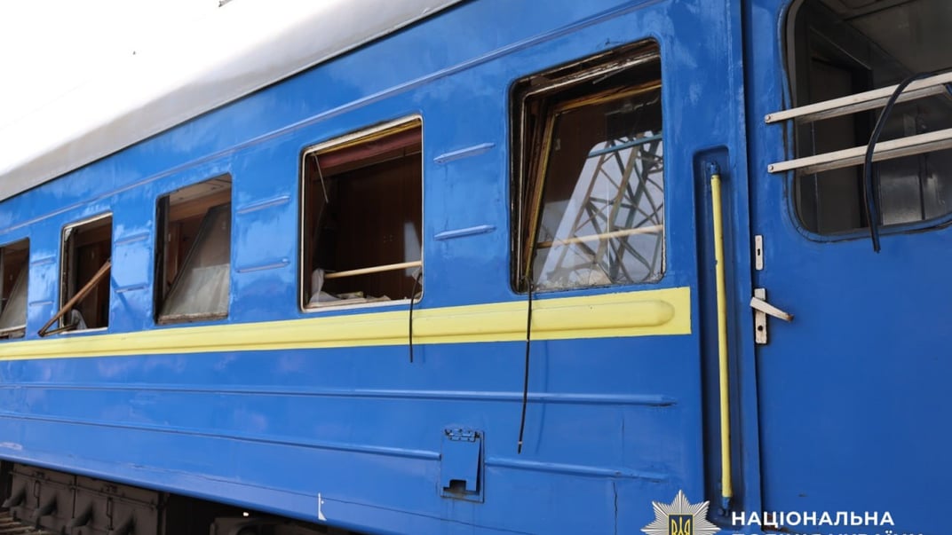 Поврежденный поезд в результате российского удара по Днепропетровской области