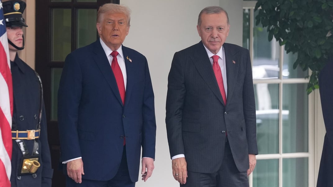 Президент США Дональд Трамп та його турецький колега Реджеп Таїп Ердоган біля Білого дому, 25 вересня 2025 року